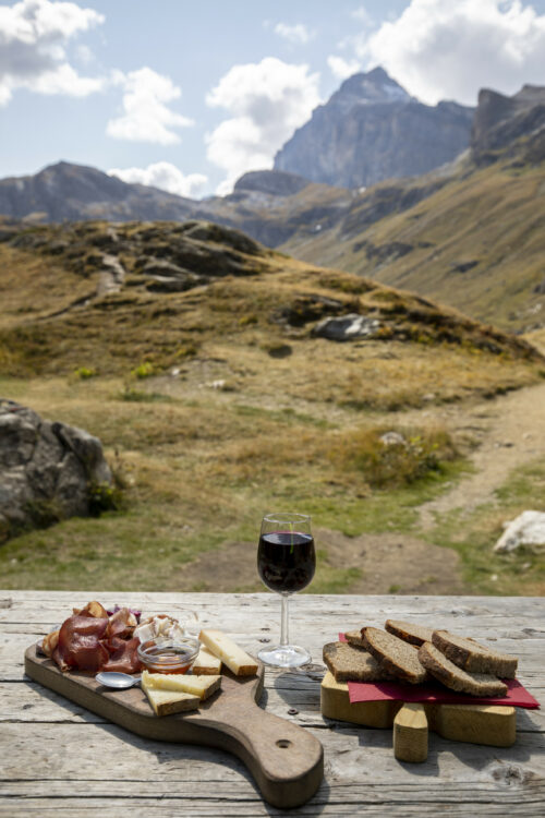 Vin, jambons fumés et fromages de la Vallée d'Aoste