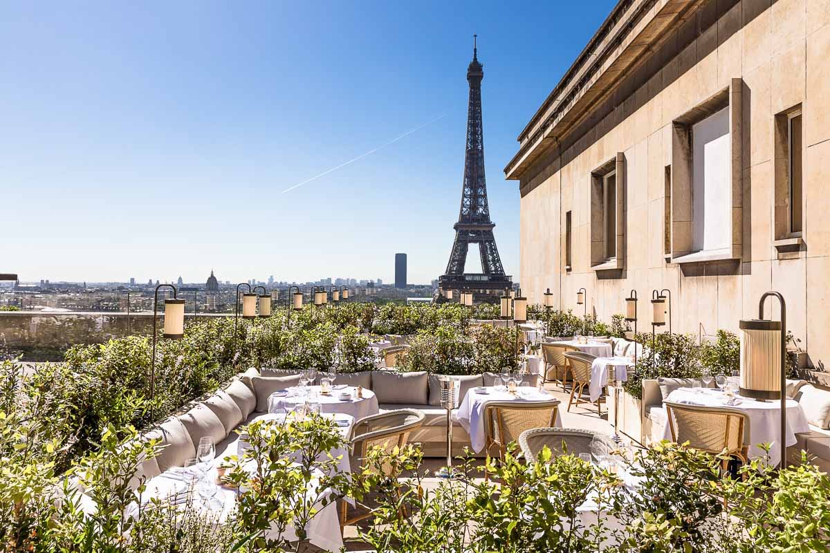 Déjeuner à Paris dans un restaurant vue sur la Tour Eiffel